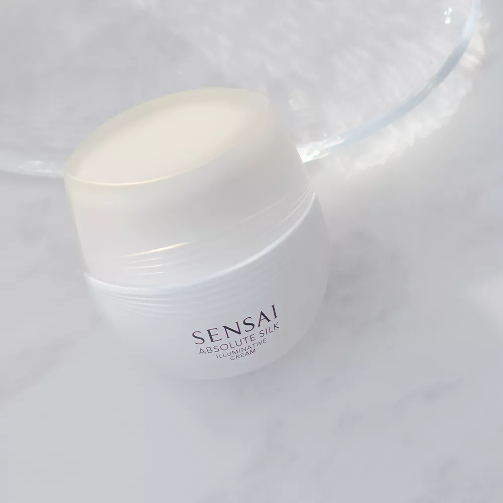 フェイスクリーム SENSAI ABSOLUTE SILK ILLUMINATIVE CREAM Amazon.com: Absolute Silk by SENSAI Cream 40ml : Beauty & Personal